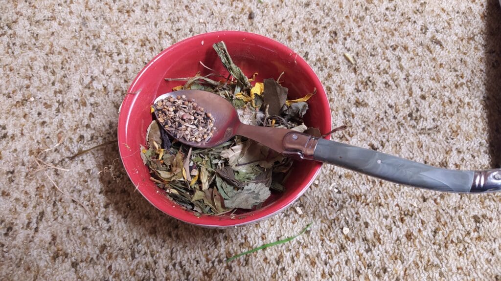 Volumétrie pour 20g (une ration) de SAB Degu mix (sèche) avec 16g de plantes séchées et 4g de graines.